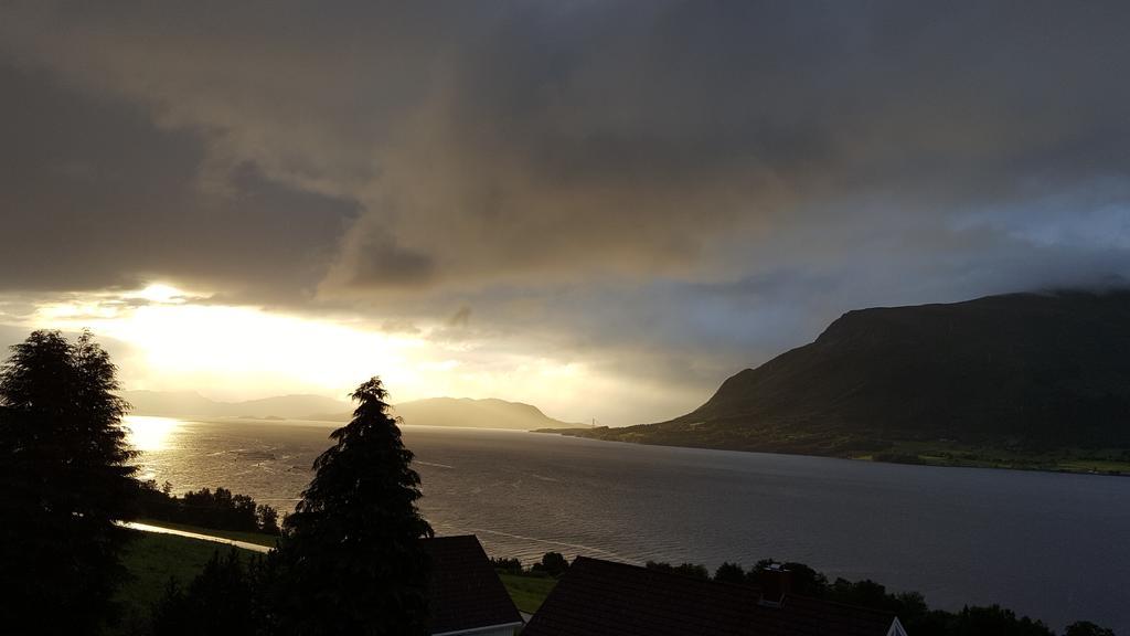 Holiday Home Kvernesfjorden Steinsgrenda Eksteriør bilde